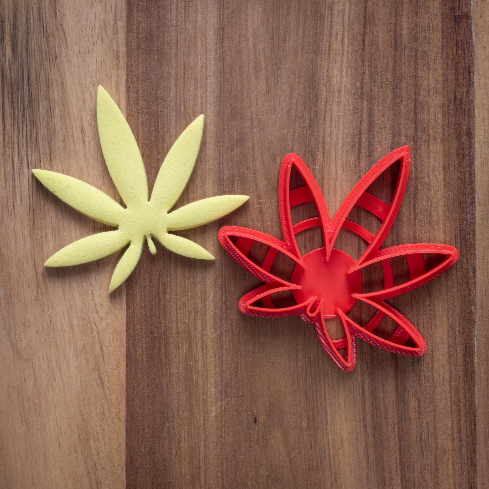 Oak leaf shaped cookie cutter 